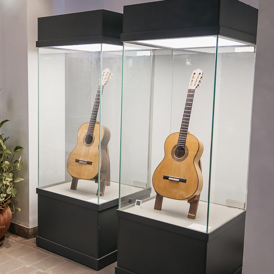 Andrés Segovia con una guitarra histórica en una imagen representativa del apartado de guitarras